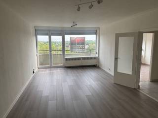 <p><span>RUIM, LUMINEUS EN OPGEFRIST APPARTEMENT 100M² MET 2 SLAAPKAMERS, TERRAS, BALKON EN KELDERBERGING</span></p><p><span>6de verdieping met lift in een goed onderhouden residentie - ligging nabij centrum en station met vlotte bereikbaarheid via N16, A12, N17 en E17</span></p><p><span> </span></p><p><span>Ruime Inkomhal met vestiaire / wc / living met eetplaats (30m²) met toegang tot balkon / ruime super-ingerichte keuken voorzien van wasmachine (16m²) met toegang tot terras (met mooi verzicht) / badkamer met wastafel en inloopdouche / 2 slaapkamers (4,2 x 3,4m; 3,4 x 3,4m).</span></p><p><span> </span></p><p><span>Individuele berging op gelijkvloers / Gemeenschappelijke fietsenberging.</span></p><p><span> </span></p><p><span>Appartement is voorzien van lichtarmaturen (LED-verlichting).</span></p><p><span><br />Lasten gemene delen: € 65 (onderhoud gemene delen, gebruik lift en elektriciteit gemene delen) (jaarlijkse afrekening).</span></p><p><span>Lasten appartement: € 125 (koud en warm water appartement en verwarming appartement) (jaarlijkse afrekening).</span></p><p><span> </span></p><p><span>Appartement is bewoonbaar door maximaal 3 personen.</span></p><p><span> </span></p><p><span> </span></p>