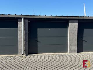 Op zoek naar een veilige plek om je wagen te stallen in het centrum van Wetteren? In de rustige, doodlopende Kattestraat bieden wij een...