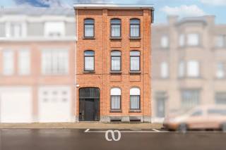 Ben jij op zoek naar een ruim herenhuis met maar liefst 8 slaapkamers en een gezellige tuin in het centrum van Oudenaarde? Gevonden!<br /><br />De centrale ligging vlakbij alle nodige voorzieningen, het geïsoleerde dak, de zonnepanelen en de enorme hoeveelheid ruimte maken van deze woning een bijzonder interessante opportuniteit.<br /><br />INDELING:<br /><br />GLV:<br />Je komt de woning binnen via de ruime inkomhal. Van hieruit heb je toegang tot de leefruimte die via de gezellige bar overloopt in de keuken. Verder beschikt het gelijkvloers nog over een bureauruimte, een badkamer en een apart toilet.<br /><br />1eV:<br />Op het eerste verdiep kom je boven in de nachthal. Van hieruit heb je toegang tot vier slaapkamers en een apart toilet.<br /><br />2eV:<br />Ook op het tweede verdiep bevinden zich vier slaapkamers en een handige berging.<br /><br />3eV:<br />Via de vaste trap bereik je de geïsoleerde zolder, die nog verder kan ingericht worden naar eigen wensen en noden.<br /><br />Ben jij op zoek naar een woning met enorm veel ruimte en tal van mogelijkheden in het centrum van Oudenaarde? Aarzel dan zeker niet en plan vandaag nog je bezoek in!