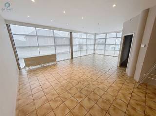 <p><span> </span></p><p><span>SUPERBE LOFT AVEC 2 CHAMBRES, GARAGE ET TERRASSE.</span></p><p><span> </span></p><p><span>Ce loft a une superficie de 161 m².</span></p><p><span> </span></p><p><span>La propriété dispose d'un spacieux espace de vie avec une cuisine ouverte de pas moins de 61 m².</span></p><p><span> </span></p><p><span>Il y a 2 chambres spacieuses disponibles.</span></p><p><span> </span></p><p><span>Salle de bain aménagée équipée d'une baignoire, d'une douche à l'italienne et de meubles lavabo.</span></p><p><span> </span></p><p><span>Toilette invités séparée.</span></p><p><span> </span></p><p><span>La propriété est équipée d'une pompe à chaleur : refroidissement et chauffage, ainsi que de panneaux solaires.</span></p><p><span> </span></p><p><span>Il y a un garage intérieur avec une porte sectionnelle.</span></p><p><span> </span></p><p><span>À l'arrière de la propriété, il y a une terrasse.</span></p><p><span> </span></p><p><span>Pas de frais syndicaux ou de frais communs.</span></p><p><span> </span></p><p><span>Basse attestation EPC Label C = aucune obligation de rénovation.</span></p><p><span>Installation électrique conforme à l'arei.</span></p><p><span>Panneaux solaires présents.</span></p><p><span>Climatisation avec pompe à chaleur disponible.</span></p><p><span> </span></p><p><span>Chauffage central au gaz naturel.</span></p><p><span> </span></p><p><span>Pour des informations ou une visite, veuillez répondre à l'annonce, nous vous appellerons pour fixer un rendez-vous.</span></p><p><span> </span></p><p><span> </span></p>