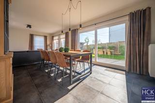 <strong>De ligging</strong><br />Uitstekend gelegen woning, in <strong>een doodlopende en kindvriendelijke woonwijk</strong> doch met optimale verbinding dankzij de 'Oudenaardsesteenweg' tot het centrum van Kruishoutem dewelke zich vlakbij bevindt en voorzien is van allerhande winkels en overige faciliteiten. De naburige gemeenten (Waregem, Oudenaarde, Deinze, Zulte, Nazareth, Gavere...) zijn allen vlot bereikbaar. Centrumsteden Gent-Kortrijk zijn beiden te bereiken op nog geen 30 min. rijden dankzij de vlotte verbinding met het op- & afrittencomplex van de E17 (afrit 6 Kruishoutem). Kortom, een woning met <strong>goede bereikbaarheid</strong>!<br /><br /><strong>De woning</strong><br />De woning werd opgericht in 2011 en staat op een perceel van 345 m² groot. Dankzij zijn recente bouwjaar kunnen we hier spreken van een asbestveilige en energiezuinige woning. De woning is voorzien van de nodige armaturen en gordijnen, wat ze meteen instapklaar maakt.<br /><br /><strong>De indeling</strong><br />Gelijkvloers: inkom - gastentoilet - ruime leefruimte (zithoek/eethoek) - keuken - keukenberging;<br />Verdieping: nachthal - 3 slaapkamers - badkamer - afzonderlijk toilet;<br />Zolder, tuin met terras en tuinberging.<br /><br /><strong>Kenmerken</strong><br />- oppervlakte perceel: 345 m²<br />- bruikbare vloeroppervlakte woning: 133 m² (cf. EPC)<br />- PVC raamprofielen en HR-glas<br />- CV via aardgas en condenserende ketel<br />- EPC: 149 kWh/m² jaar - B-label<br /><br /><strong>Troeven</strong><br />- recente woning!<br />- centrale ligging!<br />- voorzien van armaturen en gordijnen!<br /><strong>- energiezuinig!</strong><br /><br />Beschikbaarheid: 01/09/2026 of vanaf 01/07/2026 otk huidige huurder<br /><br />Voor meer informatie of een bezoek ter plaatse <strong>reageer via het contactformulier </strong>