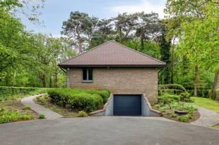 <p>Bij het betreden van deze <strong>charmante villa</strong> wordt u verwelkomd in een ruime inkomhal met gastentoilet. Vanuit de hal wandelt u door naar de lichtrijke leefruimte waar openheid en comfort centraal staan. De volledig geïnstalleerde open keuken is uitgerust met <strong>kwalitatieve toestellen van Miele</strong>, waaronder een inductiekookplaat, twee combi-microgolfovens, koelkast, vriezer, vaatwasser en een Quooker kraan. De eetruimte geniet van een prachtig zicht op de <strong>groene, volledig omheinde tuin</strong> en biedt directe toegang tot het <strong>riante terras van ca. 60 m²</strong>, afgewerkt met een sfeervolle fontein. Op het gelijkvloers bevinden zich verder een ruime slaapkamer, een bureauruimte dat perfect als vierde slaapkamer kan dienen en een verzorgde badkamer met ligbad, douche, lavabo en toilet. De eerste verdieping bevat nog twee volwaardige, lichtrijke slaapkamers en een tweede badkamer voorzien van douche, lavabo en toilet.</p><p>Een absolute meerwaarde is de <strong>volledig onderkelderde verdieping/garage</strong> van maar liefst <strong>220 m²</strong>. Deze biedt <strong>tal van mogelijkheden</strong>, zoals parkeergelegenheid voor maar liefst 5 auto's en beschikt bovendien over een extra badkamer met douche en lavabo, evenals aansluitingen voor wasmachine en droogkast.</p><p>Extra troeven:<br />- Energiezuinig met <strong>EPC-score B</strong> (154 kWh/m²/jaar), <strong>elektriciteit conform</strong>, <strong>asbestveilig</strong><br />- Perceelscore A en gebouwscore A<br />- Niet gelegen in overstromingsgevoelig gebied<br />- Gelegen in woonparkgebied, Gvkr, verdere stedenbouwkundige informatie in aanvraag<br />- Uitgerust met alarmsysteem en videobewaking</p><p><span><span>Nabij school, winkels, autosnelweg, openbaar vervoer, etc. Voor meer info ga naar www.coenenvastgoed.be of bel 03/375.82.92</span></span></p>