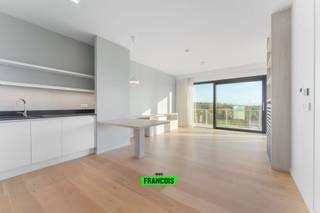 In het charmante De Haan presenteren wij u deze moderne en stijlvolle assistentiewoning, gelegen in het residentiële complex Golf by Zilverduin. Omgeven door een groen decor en op wandelafstand van zee en duinen, geniet u hier volop van rust, natuur én comfort op het bovenste verdiep.<br /><br />Het appartement beschikt over een volledig uitgeruste open keuken met keramische kookplaat, combi-oven, koelkast met diepvriesvak, vaatwasmachine en voldoende bergruimte. De ruime, lichtrijke woonkamer met grote ramen sluit naadloos aan op het zonnige terras met een magnifiek zicht over de golf, binnentuin en groot De Haan.<br /><br />De woning telt één ruime slaapkamer en een uiterst toegankelijke badkamer, voorzien van een inloopdouche met opklapstoel, lavabo en toilet.<br /><br />Als bewoner geniet u bovendien van een waaier aan faciliteiten: een restaurant, bibliotheek, fitnessruimte, computerlokaal en fraai aangelegde tuinen. Dankzij de permanente oproep- en eerstehulpservice (24/7) woont u hier zelfstandig, maar steeds met een veilig gevoel.<br /><br />Bent U op zoek naar een prachtige assistentiewoning gelegen in oase van rust? Mis uw kans dan niet en plan uw bezoek alvast in!<br /><br />
