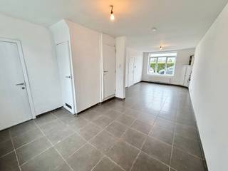 Instapklare moderne woning met 4 slaapkamers te koop.<br /><br /><strong>Indeling:</strong><br />inkomhal, toilet, living, keuken, terras, kelder, berging<br />1ste verdiep: 2 slaapkamers en badkamer<br />2de verdiep: 2 slaapkamers<br /><br /><strong>pluspunten:</strong>
<ul><li>elektriciteit conform</li><li>gunstig EPC</li><li>zuidgerichte tuin</li><li>modern ingericht</li></ul>
Dit is een vanafprijs.