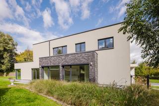 LIGGING<br /><br />Deze instapklare open bebouwing is uitermate centraal gelegen in het hartje van Drongen.<br />Er zijn tal van winkels, handelszaken en restaurants op wandelafstand.<br />Op enkele minuten wandelen bent in de gezellige Drongense dorpskern.<br /><br />Gent is vlakbij én met in de onmiddellijke nabijheid de op- en afrit van de E40 alsook de R4 geniet u hier een zeer goede bereikbaarheid.<br /><br />Dit is de ideale uitvalsbasis voor mensen die een vlotte bereikbaarheid wensen zowel naar Gent als buiten Gent doch met de gezelligheid van een dorp.<br /><br />WONING<br /><br />Wanneer u deze open bebouwing binnenkomt springen de royale oppervlaktes met een zee van natuurlijk licht onmiddellijk in het oog.<br /><br />De zeer ruime leefruimte geniet een volledig geïnstalleerde keuken.<br />De master bedroom geniet een ruime badkamer met bad en douche.<br />Voor de 2 andere slaapkamers is er een gedeelde douchekamer voorzien.<br /><br />Op het gelijkvloers is er ruimte om een bureauruimte te creëren of speelkamer.<br />Doorheen de woning is er veel opbergruimte voorzien én er is een kelder.<br /><br />TROEVEN:<br />CENTRALE locatie<br />INSTAPKLAAR<br />RUIM<br />EPC A<br /><br />Voor meer info contacteer Fanny 0472 01 51 51