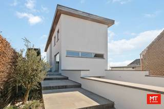 Moderne alleenstaande woning met landelijk uitzichtGelegen op een centrale locatie, biedt deze villa het beste van twee werelden: het gemak van de...