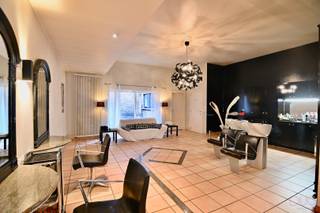 Dit groot handelspand met knappe bovenliggende woning is gelegen in het hartje van Sint-Truiden, op wandelafstand van de Grote Markt en het...