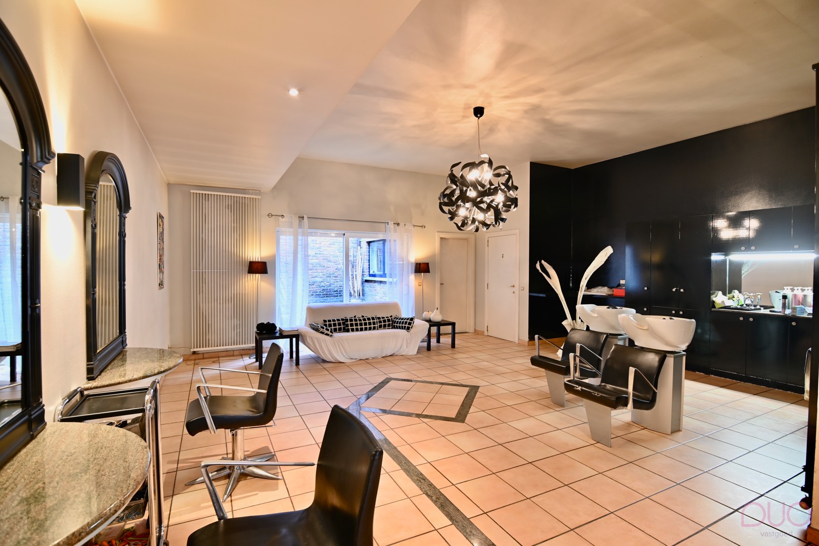 Groot handelspand met aparte ingang, bovenliggende woning en inpandige garage - foto 1