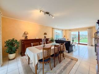 INSTAPKLARE GEZINSWONING met 4 SLAAPKAMERS, RUIME GARAGE en PRACHTIGE TUIN, gelegen op een RUIM PERCEEL van meer dan 1.200 m² in Oudenaarde. Deze OPEN BEBOUWING is gelegen op een STEENWORP van het CENTRUM. De woning combineert RUIMTE met een UITSTEKENDE BEREIKBAARHEID richting winkels, scholen en openbaar vervoer. Een LICHTRIJKE en VERZORGDE WONING ideaal voor wie comfortabel wil wonen VLAKBIJ HET CENTRUM van Oudenaarde.<br />Via de inkomhal met gastentoilet betreedt u de lichtrijke leefruimte, die dankzij de grote raampartijen geniet van een aangenaam open gevoel. Aansluitend bevindt zich de gezellige keuken met ontbijthoek en mooi zicht op de tuin. Verder beschikt de woning over een inpandige garage met wasruimte en extra bergruimte. De 1ste verdieping omvat 4 volwaardige slaapkamers en een ingerichte badkamer. Een praktische zolder zorgt voor bijkomende opbergmogelijkheden.<br />Buitenshuis geniet u van een fraai aangelegde tuin, waar groen en privacy centraal staan, een absolute troef zo dicht bij de stad.<br /><br />Adres: Ronsweg 31, 9700 Oudenaarde<br /><br />EPC: 262 kWh/m², G-score en P-score D, Geen renovatieverplichting van toepassing