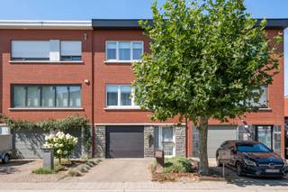 Op zoek naar een ruime woning met een aangename indeling, een diepe zonnige tuin én de mogelijkheid om ze volledig naar eigen smaak te vernieuwen? Dan verdient deze bel-etagewoning in de Populierenlaan te Aartselaar zeker uw aandacht.<br /><br />Met een<strong> bewoonbare oppervlakte van ca. 162 m² </strong>biedt deze degelijke woning veel ruimte voor gezinnen, thuiswerkers of wie graag comfortabel woont met voldoende bergruimte.<br /><br />Op het <strong>gelijkvloers </strong>verwelkomt de woning u met een inkomhal en apart toilet. Verder bevinden zich hier een ruime garage en een praktische wasplaats. Via de achterzijde is er toegang tot de diepe en zonnige tuin, een heerlijke buitenruimte met tal van mogelijkheden om te genieten, te ontspannen of gezellig samen te komen.<br />De <strong>eerste verdieping</strong> vormt het hart van de woning. De ruime woonkamer in L-vorm biedt verschillende mogelijkheden voor een gezellige zithoek en eetruimte. Aansluitend bevindt zich de praktische keuken.<br />Op de <strong>tweede verdieping</strong> bevinden zich drie slaapkamers: twee ruime kamers en een kleinere kamer die eveneens dienst kan doen als kinderkamer, dressing, bureau of hobbyruimte. De verdieping wordt vervolledigd door een badkamer.<br /><br />Deze woning is degelijk gebouwd, heeft <strong>een zeer goed EPC (B)</strong> en biedt een uitstekende basis, maar kan vandaag hier en daar wat opfrissing gebruiken. Precies daarin schuilt haar charme: u krijgt de kans om stap voor stap een woning te creëren die helemaal aansluit bij uw eigen stijl en woonwensen.<br />Kortom, een eigendom met veel lichtinval, 162 m2 ruimte, een diepe zonnige tuin, drie slaapkamers, garage en een praktische indeling: een mooie combinatie voor wie op zoek is naar een ruime gezinswoning met karakter en potentieel in Aartselaar.
