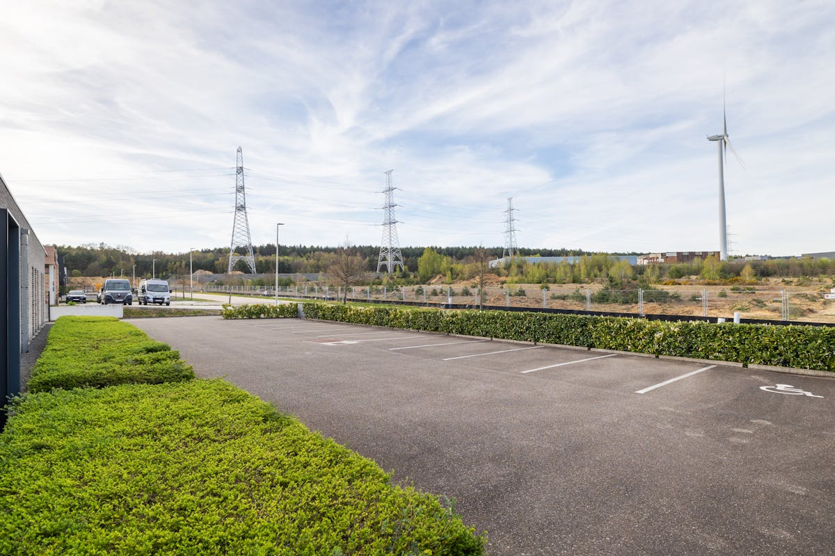 Modern business building from 2016 of 680 m² with warehouse, offices and spacious car park at a prime location in Dilsen-Stokkem. - photo 5
