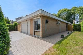 Deze ruime, volledig gerenoveerde bungalow ligt in een rustige woonwijk Stene. De woning is hoogwaardig afgewerkt, geniet van veel licht en comfort en is bovendien uiterst energie-efficiënt dankzij onder meer zonnepanelen en een EPC-score A. Door de totaalrenovatie, inclusief dak, ramen, verwarming, keuken en sanitair, is dit een moderne en zorgeloze woning.<br /><br />Indeling:<br /><br />Inkomhall, afzonderlijk toilet, ruime lichtrijke woonkamer, ingerichte recent vernieuwde keuken, berging, 3 slaapkamers, badkamer met inloopdouche, dubbele wastafel en tweede toilet, veranda, garage met elektrische poort en ruime oprit, grote zonnige tuin met terras.<br /><br />- Elektriciteit conform<br />- Zonnepanelen<br />- Regenwater<br />- Warmtepomp.