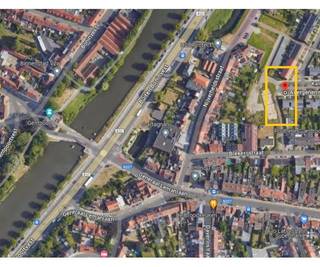 Dichtbij de Brugse Gentpoort vindt U ons nieuwbouwproject, bestaande uit 6 aaneengesloten woningen, 6 garages en 3 autostaanplaatsen.<br /><br />Totdat de woningen verkocht zijn worden deze garages of autostandplaatsen niet apart verkocht.
