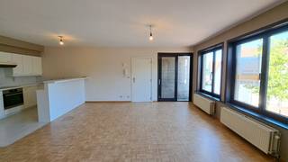 <strong>Comfortabel 2-slaapkamerappartement</strong> met <strong>Terras </strong>op een rustige ligging in de dorpskern van <strong>Oostkamp</strong>, nabij winkels en openbaar vervoer. <br />Voldoende parkeermogelijkheid en zicht op het pleintje!<br />+ Energielabel B!<br />+ Zeer goede mobiscore  8,7 op 10!<br /><br /><br />Omvat een inkom, living met parketvloer, ingerichte keuken met berging, 2 slaapkamers met parketvloer, badkamer met ligbad douche combi,  berging met voorziening wasmachine, toilet, terras en gemeenschappelijke fietsenberging.<br />Kosten : + 25 euro/maand voorschot algemene delen + minuterie<br />+ € 50  per jaar onderhoud septische put <br />#leukwonen #oostkamp<br /><br />Beschikbaar  Onmiddellijk vrij ! 