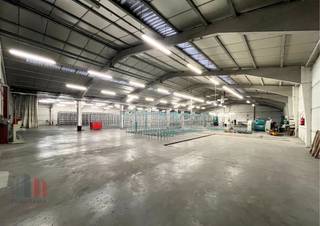 Ruim magazijn met bijhorend kantoor op uitstekende locatie in de industriezone van Kruisem. Met een totale oppervlakte van 7.235 m² opslagruimte...