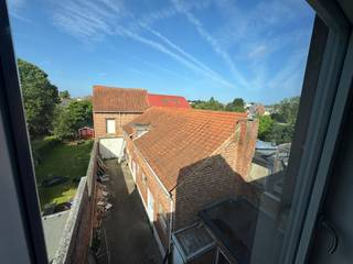 <p><strong>Te koop: Te renoveren woning met veel potentieel in een rustige omgeving</strong></p>
<p>Bent u op zoek naar een woning met karakter én ruimte, waar u nog volledig uw eigen stempel op kunt drukken? Dan is dit pand iets voor u!</p>
<p>Deze deels gerenoveerde woning bevindt zich op een royaal perceel en biedt tal van mogelijkheden. De elektriciteit is reeds vernieuwd en de ramen zijn recent vervangen, wat al belangrijke stappen zijn richting een energiezuinig en comfortabel huis. Ook het dak werd volledig vernieuwd — een grote meerwaarde voor de volgende eigenaar.</p>
<p>Binnenin is de woning nog naar eigen smaak af te werken. U beschikt over een ruime bewoonbare oppervlakte en een praktische indeling die u flexibel kunt inrichten. Achteraan de woning bevindt zich een grote, verbonden schuur met veel potentieel — ideaal als atelier, hobbyruimte of extra woonvolume.</p>
<p>Achter de schuur ligt een diepe, groene tuin die uitkomt op een aangenaam pad — perfect voor rustzoekers, gezinnen of tuinliefhebbers.</p>
<p><strong>Troeven:</strong></p>
<ul><li>
<p>Elektriciteit vernieuwd</p>
</li><li>
<p>Ramen recent vervangen</p>
</li><li>
<p>Dak volledig gerenoveerd</p>
</li><li>
<p>Grote bewoonbare oppervlakte</p>
</li><li>
<p>Verbonden schuur met mogelijkheden</p>
</li><li>
<p>Ruime tuin met toegang tot achterliggend pad</p>
</li><li>
<p>Gelegen in een rustige, groene omgeving</p>
</li></ul>
<p>Een unieke kans voor wie wil wonen en creëren op een toplocatie!</p>