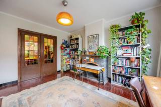 KARAKTERVOLLE verder te renoveren HALF-OPEN WONING, op een grondoppervlakte van 332 m², PRAKTISCHE & MOOIE LIGGING. Ruim ingedeeld, gelegen vlakbij...