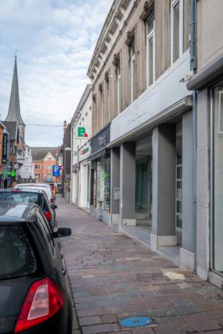 Het handelspand is gelegen in het centrum van Tielt & op wandelafstand van de Markt, lokale horeca & openbaar vervoer.Er zijn voldoende...