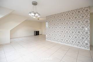 Instapklaar appartement met 3 slaapkamers en terras. STARTPRIJS: Elk bod boven deze startprijs, wordt voorgelegd aan de eigenaars, die al dan niet kunnen in gaan op dit aanbod.Dit zeer ruim appartement van 143 m² biedt een moderne en comfortabele leefomgeving in het hart van Eernegem.De leefruimte van maar liefst 55 m² heeft een aangename lichtinval en biedt toegang tot de open keuken, uitgerust met alle nodige toestellen. De ruime inkomhal en praktische indeling zorgen voor een open, ruimtelijk gevoel. Aansluitend aan de keuken is er de bergruimte met aansluiting voor wasmachine. Het appartement is voorzien van 3 ruime slaapkamers, badkamer met douche en ligbad. Het zonnige terras van 21 m², afgewerkt met bankirai, biedt een ideale buitenruimte om te ontspannen.Met lage maandelijkse lasten en een toplocatie dichtbij alle voorzieningen, is dit appartement een uitstekende keuze voor wie modern, comfortabel en centraal wil wonen.Contacteer Nele voor een bezoek ter plaatse:0494 03 02 86nele@correctvastgoed.beWij verzorgen ook de schatting van uw woning. Bel voor meer info!Vanaf heden kunt u gebruik maken van onze online schattingstool om de waarde van uw woning helemaal vrijblijvend na te gaan.👉 https://www.correctvastgoed.be/schatting