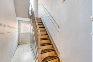 <p><strong>immo DAVID stelt voor: opbrengsteigendom bestaande uit 3 appartementen.</strong></p>
<p>Dit pand omvat drie volledig gerenoveerde appartementen, elk met eigen nutsvoorzieningen voor elektriciteit, gas en water, centraal gelegen in een kelder van 21 m². Het gelijkvloerse appartement van 36 m² (EPC C) beschikt over een living met open keuken, een slaapkamer van 12 m², een douchekamer van 3 m² en een zuidwest-gerichte tuin. Op de eerste verdieping bevindt zich een appartement van 40 m² (EPC B) met een woonkamer van 16 m², een keuken van 4 m², een slaapkamer van 12 m² en een badkamer van 3 m². Het derde appartement op de tweede verdieping van 51 m² (EPC C) omvat een living met open keuken, een mezzanine en een badkamer van 6 m².</p>
<p>De centrale ligging is een groot voordeel: scholen, ontspanningsfaciliteiten, het ziekenhuis en het openbaar vervoer – waaronder station Asse en de buslijnen R14, R40 en R10 – zijn op wandelafstand. Bovendien ligt het pand vlak bij de Ring, wat een snelle verbinding naar Brussel mogelijk maakt. Alle appartementen zijn momenteel verhuurd. Dankzij het kleinschalige karakter en de lage gemeenschappelijke kosten biedt dit gebouw een aantrekkelijke investeringsopportuniteit. Kadastraal is het pand gekend als opbrengstwoning; stedenbouwkundige regularisatie is nog vereist.</p>