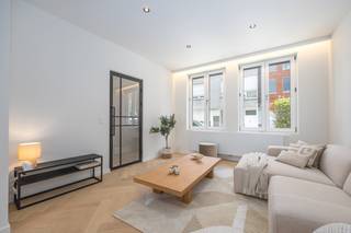 Luxe gezinswoning met 5 slaapkamers, 2 badkamers en gezellige stadstuin te Nieuwpoort. In het historische hart van Nieuwpoort-Stad, op wandelafstand van de sfeervolle Kaai, winkels, restaurants en dagelijkse voorzieningen, bevindt zich deze stijlvol gerenoveerde woning. Bovendien liggen de zee, het strand en de jachthaven op slechts enkele minuten fietsen, waardoor deze eigendom zowel ideaal is als vaste gezinswoning als voor wie op zoek is naar een ruim en comfortabel tweede verblijf.<br />De luxe woning werd volledig gerenoveerd en geïsoleerd en biedt een verrassend ruime indeling over drie verdiepingen.<br />Op het gelijkvloers geniet u van een ruime en lichtrijke leefruimte, een luxueuze maatkeuken uitgerust met Siemens-toestellen, een afzonderlijk gastentoilet en een grote was- en bergruimte. Vanuit de leefruimte heeft u rechtstreeks toegang tot de gezellige stadstuin.<br />De bovenverdiepingen omvatten maar liefst vijf volwaardige slaapkamers, twee stijlvolle badkamers en twee extra afzonderlijke toiletten. Dankzij de doordachte renovatie, de vele raampartijen en de kwalitatieve afwerking geniet de woning in elke ruimte van een aangename lichtinval en een hedendaagse uitstraling.<br />Ook op technisch vlak scoort deze woning uitstekend met een EPC B, conforme elektriciteit en een asbestveilig attest.<br />Troeven:<br />• Topligging in het centrum van Nieuwpoort<br />• Volledig luxueus gerenoveerd en geïsoleerd<br />• 5 ruime slaapkamers<br />• 2 luxueuze badkamers<br />• 3 afzonderlijke toiletten<br />• Luxe maatkeuken met Siemens-toestellen<br />• Grote was- en bergruimte<br />• Gezellige west-gerichte stadstuin<br />• Conforme elektriciteit<br />• Asbestveilig<br />• EPC B<br />Ben je op zoek naar een luxueus gerenoveerde, ruime gezinswoning waar comfort, energiezuinigheid en een uitstekende ligging hand in hand gaan, contacteer ons voor een bezoek.