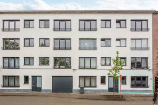 <strong>Gelijkvloers appartement van ca. 74m² met 2 slaapkamers en een aangenaam terras/tuin op het Zuiden, gelegen in een compleet gerenoveerde residentie. Het appartement zelf onderging ook een totaalrenovatie en is voorzien van nieuw schrijnwerk, nieuwe ketel, nieuwe elektriciteit, nieuwe vloeren, trendy keuken, badkamer, ... Garagebox verplicht bij aan te kopen voor 20.000 EUR. </strong><span><br /><br />Indeling:</span><br /><span>- Ruime inkomhal<br />- Ruime leefruimte met open keuken, met werkblad in composiet en kwalitatieve toestellen: combi-oven, vaatwasser en ijskast + vriesvak </span><br /><span>- 2 volwaardige slaapkamers </span><br /><span>- Badkamer met inloopdouche en toilet</span><br /><span>- Terras, gelegen aan de achterzijde en Zuid georiënteerd </span><br /><br /><strong>Garagebox verplicht bij aan te kopen voor 20.000 EUR. </strong><br /><br /><span>Huurovereenkomst</span><br />Het appartement is sinds 01/01/2023 verhuurd voor 840€/maand + 30€/maand gemeenschappelijke lasten. Bruto investeringsrendement van 4,05%. Beschikbaar voor eigen gebruik, mits een opzegtermijn van 6 maanden ten aanzien van de huurders. <br /><br /><span>Bijzonderheden</span><br /><span>- Hoogwaardige totaalrenovatie in 2020</span><br /><span>- Individuele verwarming op aardgas (Bulex) met radiatoren</span><br /><span>- Videophone<br /></span>- 60 €/maand gemeenschappelijke lasten (incl. blokpolis)<br /><span>- Overal parketvloer</span><br /><span>- Spotjes in de keuken en badkamer</span><br /><span>- Ventilatiesysteem C<br /><br />Bekijk dit appartement via onze virtual tour: https://tour.giraffe360.com/a35292fc0ac74b91b88d208c99928152/ </span>