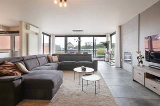 <p>Welkom in deze prachtige woning gelegen in het charmante Parike! Met een royale bewoonbare oppervlakte van 291m² op een uitgestrekt perceel van 4810m², biedt deze woning ruimte en comfort in overvloed.</p><p>Bij binnenkomst in de ruime woonkamer wordt u verrast door de natuurlijke lichtinval dankzij de grote raampartijen De moderne keuken is uitgerust met hoogwaardige toestellen en een stijlvolle eethoek, wat het de perfecte ruimte maakt voor gezellige diners.</p><p>De woning beschikt over vier ruime slaapkamers en een luxueuze badkamer, voorzien van zowel een ligbad als een inloopdouche.</p><p>Bijkomend beschikt de woning over een grote garage, ideaal als extra opslagruimte.  Ook de aanwezige zolder en kelder bieden bergruimte of andere invulmogelijkheden.       De prachtig onderhouden tuin vormt een serene plek om te ontspannen en genieten van het adembenemende verzicht. In de uitgestrekte tuin bevindt zich bovendien een ruime stal, perfect voor het houden van dieren of extra bergruimte.<br />Een bijkomende troef zijn de zonnepanelen, die bijdragen aan een energiezuinige woonervaring.</p><p>Tot slot kunnen de achterliggende weides (samen meer dan 1 hectare) optioneel worden aangekocht, wat deze eigendom extra interessant maakt voor wie opzoek is naar meer buitenruimte.</p><p>Met zijn ideale ligging en verzorgde afwerking is deze woning een unieke kans voor wie op zoek is naar een combinatie van luxe en rust in het hart van Parike. Mis de kans niet om dit prachtige pand uw thuis te noemen!</p>