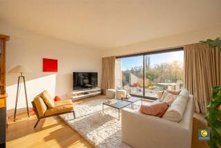 <p><span>Stijlvol 2 slaapkamer appartement met zonnig terras op rustige en groene ligging</span></p><p><span>Dit verzorgde en instapklare 2 slaapkamer appartement combineert comfort, kwaliteit en rust op een aangename locatie. Dankzij de doordachte indeling, hoogwaardige afwerking en het zonnige terras met zuidwestoriëntatie geniet u hier dagelijks van een aangenaam woongevoel met zicht op het groen.</span></p><p><span> </span></p><p><span>Indeling</span></p><p><span> </span></p><p><span>Inkomhal</span></p><p><span>U betreedt het appartement via de inkomhal met veiligheidsdeur, die toegang biedt tot een apart gastentoilet en de leefruimtes.</span></p><p><span> </span></p><p><span>Leefruimte &amp; keuken</span></p><p><span>De ruime en lichtrijke leefruimte is afgewerkt met een warme parketvloer die naadloos doorloopt in de gang, keuken en hoofdslaapkamer. Vanuit de leefruimte heeft u toegang tot het zonnige terras, waar u dankzij de zuidwestoriëntatie volop kan genieten van middag- en avondzon. Het terras is bovendien uitgerust met een elektrische zonnetent en terrasverwarmer, wat het ook op koelere momenten bijzonder aangenaam maakt.</span></p><p><span>De open keuken is volledig ingericht met alle moderne toestellen en sluit mooi aan bij de leefruimte. Aansluitend bevindt zich een aparte berging met extra opbergruimte en aansluitingen voor wasmachine en droogkast. Deze toestellen kunnen indien gewenst worden overgenomen.</span></p><p><span> </span></p><p><span>Slaapkamers &amp; badkamer</span></p><p><span>De hoofdslaapkamer (ca. 21 m²) is afgewerkt met parket en beschikt over ingemaakte kasten. De tweede slaapkamer (ca. 12,5m²) is momenteel ingericht als bureau, voorzien van vast tapijt en ingemaakte kasten met bureau-opstelling, ideaal voor thuiswerk of hobbyruimte. De badkamer straalt luxe en eenvoud uit met een grote inloopdouche, stijlvol lavabomeubel en toilet.</span></p><p><span> </span></p><p><span>Autostaanplaats</span></p><p><span>Ondergronds bevindt zich nog een ruime autostaanplaats die mee aan te kopen is aan 20.000 euro.</span></p><p><span> </span></p><p><span>Troeven</span></p><p><span>- Zeer rustige ligging</span></p><p><span>- Warmtepomp aanwezig</span></p><p><span>- Gunstig EPC B label</span></p><p><span>- Parketvloer doorheen leefruimte, gang, keuken en hoofdslaapkamer</span></p><p><span>- Ondergrondse autostaanplaats mee aan te kopen aan 20.000 euro</span></p><p><span>- 135 m² cfr. EPC</span></p><p><span> </span></p><p><span>Een comfortabel en kwalitatief appartement voor wie rustig wil wonen zonder in te boeten aan stijl en modern wooncomfort. Ideaal voor eigen bewoning of als duurzame investering.</span></p>