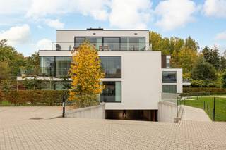 PRACHTIGE & ENERGIEZUINIGE PENTHOUSE MET RIANT TERRAS Wonen in stijl, rust en comfort Welkom in Risposo Verde, een stijlvolle en afgesloten...