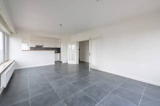 Lichtrijk 2-SLK-hoekappartement met zuidterras. Indeling:We bereiken deze zesde (en hoogste) verdieping met de lift. Ruime inkomhall met gasten-WC en...