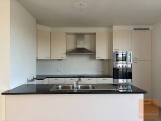 Stap binnen in een uniek en heel ruim appartement (360m2 totaal) aan de rand van Brussel. Deze exclusieve penthouse met drie slaapkamers en twee badkamers biedt een ongeëvenaarde combinatie van luxe, ruimte en uitzicht.<br />Met terrassen die het appartement volledig omringen, geniet u van een 360° panoramisch zicht op iconische Brusselse monumenten zoals de Basiliek van Koekelberg en het indrukwekkende Atomium. Hier woon je letterlijk boven de stad, in een oase van rust en licht en een panoramisch zicht over de stad én het groen. BUITEN-GEWOON. <br />Deze penthouse beschikt over drie ruime slaapkamers die perfect zijn voor een gezin, thuiskantoor of extra logeerkamer. De twee moderne badkamers zijn stijlvol afgewerkt en voorzien van alle comfort. Dankzij de rondom gelegen terrassen (200m2) geniet u op elk moment van de dag van zon, licht en een ongehinderd uitzicht over Brussel.<br />Het is gelegen in een rustige, groene buurt, het Laarbeekbos, vlak bij winkels, openbaar vervoer en op slechts een steenworp van het bruisende stadscentrum van Brussel. Parkeren doe je op de <strong>twee staanplaatsen in de garage</strong> <strong>en zijn verplicht mee aan te</strong> <strong>kopen aan 28.000 € </strong>per parking. Maandelijkse lasten: 280€/maand (elek., water, onderhoud, lift) + 73€ reservefonds.<br />Bent u op zoek naar een combinatie van elegantie, comfort en een fenomenaal uitzicht? Dan is deze penthouse de plek waar je thuiskomt. Vrij bij akte.<br />Neem vandaag nog contact op voor een bezoek – laat u verrassen door deze zeldzame penthouse aan de rand van de hoofdstad. <br />Voor meer info of een bezoek: Immo Clicking 02/608 17 10 of whats app Ann 0493/56 51 81.