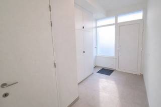 In het centrum van Poperinge, én op een boogscheut van klein- en groothandel, bevindt zich deze lichtrijke en pas gerenoveerde woning met...