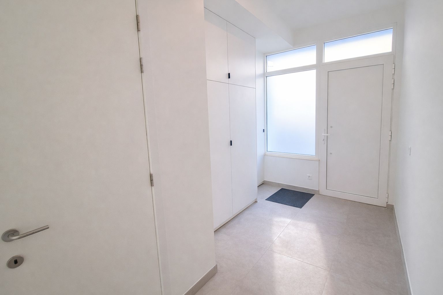 Pas gerenoveerde rijwoning met 3 ruime slaapkamers, buitenruimte (zuid/west gericht) en bergplaats in centrum Poperinge. - foto 2