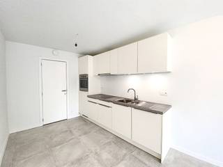 <p><span>COMFORTABEL APP MET 2 SLKS, TERRAS &amp; AUTOSTAANPLAATS</span></p><p><span> </span></p><p><span>In Sint-Niklaas treffen wij residentie 't Fineer aan. Een toplocatie voor wie wil genieten van het leven in hartje Waasland. Wij bevinden ons op enkele minuten van het station, de markt, verschillende scholen, supermarkten, ... Kortom ideaal voor wie optimaal van het stadsleven wil genieten. </span></p><p><span> </span></p><p><span>Het appartement bevindt zich op de eerste verdieping. Wij betreden het appartement  via de inkomhal en verplaatsen ons meteen naar de leefruimte bestaande uit een zithoek, een eethoek en een volledig uitgeruste keuken met aanpalend een berging/wasplaats. Het aangename terras met een zuidelijke oriëntatie is de perfecte uitbreiding van de woonkamer. Terug in het appartement verplaatsen wij ons opnieuw naar de inkomhal die ons toegang geeft tot een afzonderlijk toilet, de badkamer en twee slaapkamers. </span></p><p><span> </span></p><p><span>Nadat wij het appartement hebben ontdekt verplaatsen wij ons naar de kelderverdieping waar wij een autostaanplaats aantreffen en een privatieve kelderberging. </span></p><p><span> </span></p><p><span>Nieuwsgierig om dit centraal gelegen appartement te ontdekken? Vraag snel een bezichtiging aan via <span>info@pillar.estate</span></span><span> of 033 695 695.</span></p><p><span><br />Opgelet: Dit pand wordt enkel verhuurd voor korte duur (huurovereenkomst voor 1 jaar).<br />Deze gegevens zijn louter ter informatieve titel. De vermelde oppervlaktes zijn slechts een indicatie. Pillar kan niet verantwoordelijk gesteld worden voor de juistheid van de aan haar verstrekte gegevens. </span></p><p><span> </span></p>