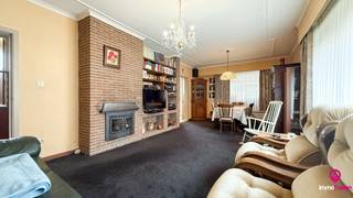 Bij ImmoFusion 7/7 “open huis” : klik op onze 3D-TOUR.<br />Ervaar vastgoed alsof je er zelf doorloopt!<br /><br />Welkom in deze ruime woning gelegen in het hart van Heusden, op een perceel van maar liefst 7a 14ca. Met een bewoonbare oppervlakte van 214 m² biedt deze woning tal van mogelijkheden voor wie op zoek is naar ruimte en een centrale, maar toch rustige ligging.<br /><br />Bij het betreden van de woning kom je terecht in de inkomhal, die toegang biedt tot verschillende delen van de woning. Hier bevindt zich de trap naar de semi-bovenverdieping, waar je twee slaapkamers, een badkamer en een apart toilet terugvindt. Verder doorlopend bereik je de derde slaapkamer op de bovenverdieping.<br /><br />Op het gelijkvloers vind je aan de rechterzijde een gezellige leefruimte met voldoende plaats voor een zithoek, eettafel en kasten. Aansluitend bevindt zich de keuken, uitgerust met onder andere een kookvuur, oven, microgolfoven en afwasmachine. Vanuit de keuken heb je toegang tot de lichtrijke veranda, waar je kan genieten van een aangenaam zicht op de tuin.<br /><br />De badkamer is voorzien van een douche, lavabo en opbergkast. Hoewel compact, is deze praktisch ingericht. Het aparte toilet bevindt zich naast de badkamer op de semi-verdieping.<br />De woning beschikt over een achterliggende garage, bereikbaar via de grotendeels geasfalteerde tuin. Dit maakt het bijzonder praktisch voor het parkeren van wagens of extra opslag.<br /><br />De ligging is een absolute troef: rustig, maar toch centraal, vlakbij de kerk van Heusden, de bibliotheek, eetgelegenheden en een ruime parking. Alles wat je nodig hebt bevindt zich op wandelafstand, wat zorgt voor een aangename en praktische woonomgeving.<br /><br />Pluspunten:<br />- Centrale doch rustige ligging<br />- 3 slaapkamers<br />- Ruime bewoonbare oppervlakte (214 m²)<br />- Perceel van 7a 14ca<br />- Garage achteraan bereikbaar via oprit<br />- Veel potentieel na renovatie<br />- Nabij voorzieningen en centrum Heusden<br /><br />Voor een bezichtiging ter plaatse of meer info, bel ons op 078/78.78.70, of kom gewoon binnen op ons kantoor, steeds welkom!