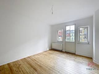 <p><strong>SAINT-GILLES: Vlak bij de Barrière de Saint-Gilles en het Parc de Forest, evenals alle voorzieningen, een appartement met 1 slaapkamer van ± 50m² op de 3e verdieping zonder lift. Het appartement is als volgt ingedeeld: woonkamer, eetkamer met bureauhoek, ingerichte keuken (kookplaat, afzuigkap), balkon, doucheruimte met toilet, slaapkamer van ± 10m².</strong></p>
<p>Op de 3e verdieping zonder lift:</p>
<p>- Woonkamer ±20 m²</p>
<p>- Eetkamer ±13 m²</p>
<p>- Ingerichte keuken (kookplaat, afzuigkap)</p>
<p>- Balkon</p>
<p>- Doucheruimte met wc</p>
<p>- Slaapkamer ±10 m²<br /><br /></p>
<p>Kosten: 85 €/maand inclusief gemeenschappelijke kosten, koud water en verzekering tegen verhaal.</p>
<p>EPB G</p>
<p>Beschikbaar op 01/05/2026</p>