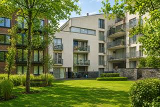 Bekijk alvast het grondplan, gunstig EPC en conforme elektrische keuring via de Wellimmo-site<br /><br />Recht tegenover de Koninklijke Academie voor Schone Kunsten bevindt zich dit recente gelijkvloers appartement van ca. 92 m² + terras, gelegen in Residentie Academie — een prestigieus woonproject dat perfect aansluit bij de ziel van de stad. Hier komen kunst, architectuur en stadsleven samen, terwijl je thuis geniet van rust, ruimte en groen, midden in het historische centrum. Een unieke combinatie die zelden wordt aangeboden.<br /><br />De leefruimte sluit naadloos aan op het privatief terras, dat overgaat in een prachtig aangelegde gemeenschappelijke binnentuin — een absolute meerwaarde op deze locatie.<br />De keuken is volledig uitgerust en praktisch geïntegreerd aan de leefruimte op parketvloer.<br />Het appartement beschikt over twee slaapkamers, aangevuld met een aparte dressing die ook perfect kan dienen als bureau of werkruimte. Eén van de slaapkamers grenst aan een groene patio, wat zorgt voor een bijzonder aangename sfeer.<br />Verder zijn er een badkamer met ligbad en douche, een afzonderlijk toilet en wasplaats en een comfortabele, doordachte indeling met kwalitatieve afwerking.<br /><br />Een privatieve kelderberging is inbegrepen en er is een optionele ondergrondse parkeerplaats (35.000€) beschikbaar aan . Het gebouw is recent en het appartement beschikt over een gunstig EPC en conforme elektriciteit.<br />Momenteel is het appartement verhuurd, wat het pand ook interessant maakt als investering.<br /><br />De maandelijkse kosten bedragen +-150€, inclusief onderhoud en gebruik van de gemeenschappelijke delen en de binnentuin, de syndicus, lift en de blokpolis.<br /><br />Residentie Academie is een ode aan elegant wonen, op een uitzonderlijke locatie in het oude stadshart, op wandelafstand van het Eilandje, musea, horeca, winkels en alle troeven die Antwerpen zo aantrekkelijk maken.<br /><br />Voor meer info of een bezichtiging: 03/225 00 68 of info@wellimmo.net