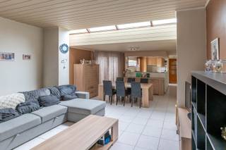Instapklare woning te koop in Bissegem!<br /><br />Bijkopen van een garagebox kan voor 15.000 euro. <br /><br />Bij het binnengaan bevindt zich aan de rechterzijde een aparte bergruimte, die perfect kan worden omgevormd tot een gelijkvloerse slaapkamer, bureau of extra berging. Aansluitend kom je in de lichtrijke leefruimte met open, uitgeruste keuken. Verder is er op het gelijkvloers een badkamer uitgerust met toilet, bad en lavabo. Daarnaast beschikt de woning ook over een kelder.<br /><br />Op de eerste verdieping zijn er twee slaapkamers. Via een vaste trap in één van de slaapkamers bereik je de derde slaapkamer op zolder. <br /><br />Buiten geniet je van een ruime tuin met tuinhuis en praktische uitweg. <br /><br />Er liggen ook 10 zonnepanelen op de woning van 4350WP<br /><br />Voor meer info bel Amber op 0470 11 17 12