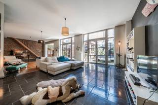 <h1><span>🏡 EXCLUSIEF – OPENDEURDAG OP ZONDAG 13 SEPTEMBER<br /><br />Deze zondag 13 september kunt u dit pand exclusief bezoeken tijdens onze opendeurdag, van 16u tot 17u. Kom gerust langs, met of zonder afspraak!<br /><br />Een uitzonderlijk pand in Schaarbeek 🏡✨</span></h1>
<p><strong><span>Rue Vanderlinden 67 – 1030 Schaarbeek</span></strong></p>
<p><span>Wat als uw volgende investering… helemaal atypisch is?</span></p>
<p><span>Wij stellen u een uniek vastgoedensemble van ±416 m² bewoonbare oppervlakte voor, gelegen op een perceel van 320 m² en bestaande uit verschillende ruimtes met elk hun eigen karakter.</span></p>
<p><span>🏠 </span><strong><span>Vooraan:</span></strong><span> een karaktervolle eengezinswoning, momenteel ingericht als cohousing, met mooie volumes, meerdere slaapkamers en leefruimtes, evenals een garage van ±43 m² voor 2 wagens.</span></p>
<p><span>🏡 </span><strong><span>Achteraan:</span></strong><span> een onafhankelijk appartement met terras, dat een extra residentiële dimensie aan het geheel toevoegt.</span></p>
<p><span>✨ </span><strong><span>En vooral:</span></strong><span> een achtergebouw met loftgevoel, ondergebracht in een voormalig industrieel gebouw waar vroeger een atelier voor de vervaardiging van tin gevestigd was. Een plek met geschiedenis, een uitgesproken architecturale identiteit en een zeldzaam potentieel.</span></p>
<p><span>🌿 Terrassen en buitenruimtes</span><br /><span>🚗 Garage / parkeergelegenheid</span><br /><span>☀️ 24 zonnepanelen</span><br /><span>📐 ±416 m² bewoonbare oppervlakte / ±458 m² totale oppervlakte</span><br /><span>🛏️ 7 slaapkamers</span><br /><span>🛁 2 badkamers + 2 doucheruimtes</span><br /><span>📍 Nabij Colignon, winkels, openbaar vervoer en het Josaphatpark</span></p>
<p><span>Een eigendom voor zowel een investeerder die op zoek is naar een atypisch patrimonium als voor een koper die wonen, investeren en uitzonderlijke leefruimtes wil combineren.</span></p>
<p><span>📩 Wilt u dit pand ontdekken en de verschillende mogelijkheden begrijpen?</span></p>
<p><span>Neem contact met mij op voor het volledige dossier of om een bezoek te organiseren.</span></p>
<p><span>📞 Olivier Halleux – +32 486 68 86 25</span><br /><span>📧 </span><span>olivier.halleux@weinvest.be</span></p>
<p><span>Informatie wordt uitsluitend ter indicatieve titel verstrekt en is niet-contractueel.</span></p>