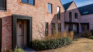 VRIJ KIJKMOMENT ZONDAG 01/03 TUSSEN 10.00 h en 11.30 hDeze nieuwbouwwoning met 3 slaapkamers situeert zich in het centrum van het landelijke...