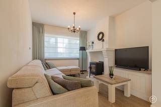 PLAN JOUW BEZOEK: calendly.com/julimmo/molendreef<br /><br />In Sint-Amands vinden we deze charmante halfopen bebouwing terug op een bijzonder rustige en landelijke locatie. De woning vormt een ideale combinatie van ruimte, groen en rust.<br /><br />Via de inkomhal bereiken we de leefruimte. Aansluitend bevindt zich de keuken, die op haar beurt toegang geeft tot de badkamer. De praktische indeling zorgt ervoor dat alle leefruimtes mooi met elkaar verbonden zijn.<br /><br />Op de eerste verdieping bevinden zich twee volwaardige slaapkamers. Via een vaste trap bereiken we vervolgens de ruime zolderverdieping. Deze ruimte biedt heel wat mogelijkheden en kan perfect ingericht worden als extra slaapkamer, hobbyruimte of bureauruimte.<br /><br />Een absolute troef van deze eigendom zijn de prachtige vergezichten. Vooraan kijk je uit over de velden met daarachter de dijk, terwijl je achteraan geniet van een open zicht op de omliggende maisvelden. De mooie tuin vormt hierbij een aangename buitenruimte, met als blikvanger een grote appelboom die zorgt voor extra charme.<br /><br />Verder beschikt de woning over een praktische kelder en een afzonderlijke garage, wat zorgt voor voldoende bergruimte en parkeermogelijkheden.<br /><br />Ben je op zoek naar een woning in een groene, rustige omgeving?<br />Contacteer ons gerust via bryann@julimmo.be of 0492 86 51 03.
