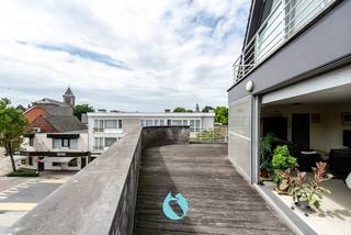 Dit prachtig en ruim appartement met <strong>één van de mooiste terrassen te Evergem</strong> is gelegen in de <strong>Kapellestraat</strong>.<br /><br />Dit riant <strong>zonneterras </strong>met uniek uitzicht op de kerk, gecombineerd met de logische en praktische indeling van het appartement en de aanwezigheid van een <strong>garage </strong>zijn hier absolute troeven. Als bewoner geniet u van een optimaal wooncomfort in de rustige en kleinschalige residentie Ianie. <br /><br />De <strong>indeling </strong>is op heden als volgt: inkomhal met toegang tot de leefruimte met open keuken die in verbinding staan met het terras.<br />Verder beschikt het appartement over <strong>drie slaapkamers</strong>, een badkamer, een gastentoilet en praktische berging.<br /><br />De ondergrondse garage is in de prijs inbegrepen. <br /><br />Het EP<strong>C B-label</strong> (113 kWh/(m² jaar)) en de <strong>conforme elektrische keuring</strong> zorgen ervoor dat dit appartement een aankoop zonder zorgen is. <br /><br />Wilt u deze eigendom en zijn troeven zelf ontdekken, neem dan zeker contact op voor het plannen van een bezoek ter plaatse.<br /><u><strong>Interesse?</strong></u> Contacteer Steffi telefonisch op 0498/50.50.94 of per mail steffi@vastgoeddevos.be 