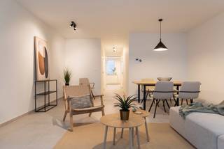 <p>À un emplacement exceptionnel à Ostende, à deux pas de la digue, du Jardin Japonais et des Galeries Vénitiennes, s’élève la <strong>Résidence Yolande</strong> : un projet de construction neuve à petite échelle composé de seulement cinq unités. Ici, vous vivez au calme et avec style, tout en profitant de tous les atouts de la ville et de la mer.</p>
<p>L’immeuble se distingue par une répartition raffinée :</p>
<ul>
<li>
<p>un duplex unique au rez-de-chaussée et premier étage</p>
</li>
<li>
<p>trois appartements d’une chambre, conçus de manière pratique, aux 2ᵉ, 3ᵉ et 4ᵉ étages</p>
</li>
<li>
<p>un luxueux duplex-penthouse avec vue panoramique aux 5ᵉ et 6ᵉ étages</p>
</li>
</ul>
<p>Chaque appartement bénéficie d’une <strong>grande terrasse orientée à l’ouest</strong>, idéale pour profiter du soleil couchant.</p>
<p>Les intérieurs offrent un séjour lumineux, une cuisine entièrement équipée, une salle de bains moderne et des toilettes séparées. Le tout est livré <strong>clé-sur-porte</strong>, avec des matériaux durables et de qualité. Un appartement témoin flambant neuf est disponible pour vous permettre d’apprécier le confort et la finition.</p>
<p>Un confort pratique complète l’ensemble : une <strong>local à vélos commun</strong> et la possibilité d’acheter une <strong>cave individuelle</strong>.</p>
<p>Grâce à une conception économe en énergie et à la possibilité d’acheter au <strong>taux de TVA réduit de 6%</strong> (sous conditions), la Résidence Yolande allie investissement intelligent et plaisir d’habiter.</p>
<h3><strong>Atouts</strong></h3>
<ul>
<li>
<p>Emplacement exceptionnel : digue, Jardin Japonais et Galeries Vénitiennes à proximité</p>
</li>
<li>
<p>Immeuble intime avec seulement 5 unités</p>
</li>
<li>
<p>Terrasses généreuses orientées soleil couchant</p>
</li>
<li>
<p>Duplex unique et penthouse exclusif</p>
</li>
<li>
<p>Finition clé-sur-porte, appartement témoin disponible</p>
</li>
<li>
<p>Construction économe en énergie</p>
</li>
<li>
<p>Achat possible au taux de TVA réduit de 6% (sous conditions)</p>
</li>
<li>
<p>Local à vélos commun + cave individuelle en option</p>
</li>
</ul>