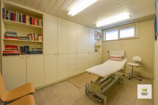 Gelegen in de Tramstraat, naast de Carrefour en op wandelafstand van de markt. Deze osteopathie- en kinesiepraktijk biedt al wat nodig is: een...