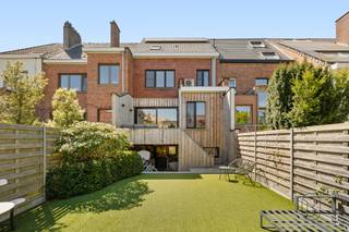 Ontdek deze uitzonderlijk goed afgewerkte woning waar ruimte, licht en comfort centraal staan. De woning beschikt over maar liefst 3 ruime slaapkamers, 2 stijlvolle badkamers en 2 praktische dressings – ideaal voor een gezin dat op zoek is naar luxe en functionaliteit.<br /><br />De lichtrijke, open leefruimte vormt het kloppend hart van de woning en sluit naadloos aan op de prachtig aangelegde stadstuin. Dankzij de grote raampartijen geniet u hier de hele dag door van natuurlijk licht en een mooi zicht op buiten. Het gezellige terras maakt het plaatje compleet en nodigt uit tot ontspannen momenten.<br /><br />Extra troeven? Zeker! De woning is uitgerust met 14 zonnepanelen en airconditioning, wat zorgt voor een energiezuinig en comfortabel woonklimaat. Bovendien is de woning volledig onderkelderd, met een garage, wasplaats, wijnkelder en tal van bergruimtes.<br /><br />Kortom: een unieke kans voor wie op zoek is naar een perfect afgewerkte woning op een topligging!<br /><br />BEZOEKMOMENT op afspraak: vrijdag 8/05 15u30-18u en zaterdag 9/05 9u-15u30<br /><br />Meer info of plan je bezoek via denis@immobeguin.be of www.immobeguin.be