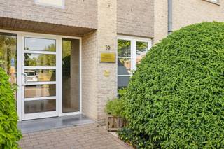 <p>Instapklaar 1-slaapkamerappartement op een rustige toplocatie nabij De Gavers!</p><p>Op zoek naar een verzorgd appartement waar u zonder zorgen meteen kunt intrekken? Dan is dit lichtrijke appartement met één slaapkamer ongetwijfeld een bezoek waard!</p><p>Indeling<br />Via de inkomhal komt u terecht in de praktische berging, gevolgd door de badkamer en de ruime slaapkamer. Achteraan bevindt zich de lichtrijke leefruimte met een volledig vernieuwde, kwalitatief afgewerkte en volledig geïnstalleerde keuken, waar koken en gezellig samenzijn centraal staan.</p><p>Troeven</p><ul><li>Volledig instapklaar</li><li>Volledig vernieuwde en geïnstalleerde keuken</li><li>Conforme elektrische keuring</li><li>Gunstig EPC</li><li>Ruime privatieve berging in de kelder</li><li>Parkeermogelijkheid vlak voor de deur</li><li>Rustige ligging</li><li><p>Op wandelafstand van Provinciedomein De Gavers</p><br /></li></ul><p>Een zorgeloos appartement op een uitstekende locatie, ideaal als eigen woonst of investering!</p><p>Interesse in dit instapklare appartement? feline@immobeguin.be</p>