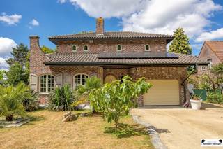 Do you dream of the South? Discover this beautiful Provencal villa with generous living and idyllic garden! This villa is for sale under set price...
