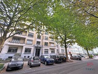 FOREST: Vlak bij Churchill en alle voorzieningen, appartement met 2 slaapkamers + studeerkamer van ±129m², gelegen op de 1e verdieping met lift...