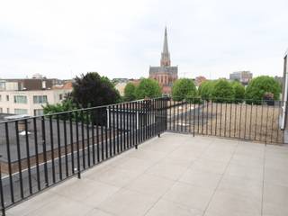 Zeer centraal gelegen en recent gerenoveerd 1 slaapkamer appartement van ca. 60 m² op de 4de en bovenste verdieping met een ruim terras van ca. 30 m².<br />Bereikbaar via lift of trap gelegen op de 4de verdieping treft u dit recent en volledig gerenoveerd appartement aan. Bestaande uit een zonnige leefruimte met toegang naar het Zuid georiënteerde terras van ca. 30m², een keuken met kookplaat/dampkap/koelkast/oven. Verder treft u een apart toilet en een badkamer met inloopdouche en lavabomeubel.<br />Beschikbaar per 01/01/2027! Provisie gemeenschappelijke kosten 100.-€/maand(incl waterverbruik, voorschot verwarmingsverbruik).