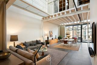 Cet appartement en duplex exclusif fait partie de Loods 23, un projet de réaménagement de haute qualité avec une riche histoire maritime, situé dans un quartier animé avec un accès facile au centre-ville et aux transports en commun.<br /><br />Le loft dispose d'une surface habitable généreuse de 217 m² et d'une terrasse ensoleillée de 24 m². Une cave est incluse et il est possible d'acheter une place de parking privée.<br /><br />Disposition<br />Par le spacieux hall d'entrée avec vestiaire, vous accédez à une maison avec une sensation de lumière, d'espace et d'ouverture prononcée.<br /><br />Le rez-de-chaussée, caractérisé par de hauts plafonds, comprend un espace polyvalent (idéal comme salle de loisirs, bureau ou profession libérale), un coin lecture confortable, un grand salon-salle à manger et une cuisine ouverte avec îlot. La cuisine, avec une buanderie attenante, est entièrement équipée avec des appareils de haute qualité.<br />La généreuse terrasse ensoleillée de 24 m² est un prolongement naturel de l'espace de vie. Il y a également un débarras et une salle de douche avec toilettes.<br /><br />Le premier étage comprend deux chambres à coucher complètes, un espace supplémentaire qui peut facilement être aménagé en troisième chambre à coucher ou dressing, et une luxueuse salle de bains équipée d'un sauna.<br /><br />Le loft est fini avec des matériaux durables de haute qualité, équipé de technologies modernes (y compris des panneaux solaires, de la climatisation, de la ventilation mécanique, etc). De plus, il y a de grandes baies vitrées qui mettent en valeur le caractère ouvert du loft et son apparence contemporaine.<br /><br />Une opportunité de logement exceptionnelle pour ceux qui recherchent quelque chose de spécial.
